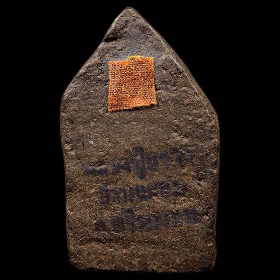 ขุนแผนอุ้มไก่ประทับพรายกุมาร หลังจีวร เนื้อดําผงกสินไฟผสมใบลาน ปี19 รูปที่ 2