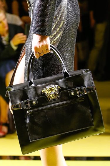 กระเป๋าโท้ตหนังสีดำ Donna Palazzo จาก Versace แท้100💯  รูปที่ 14