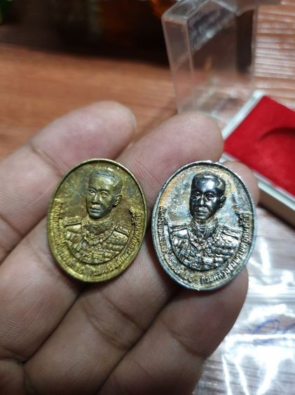 เหรียญหล่อ กรมหลวงชุมพรเขตอุดมศักดิ์หลังราชรถรุ่น สร้างศาล และหลังหลวงพ่อวัดบ้านแหลมที่เป็นกะไหล่เงิน สมุทรสงคราม ปี กาญจนาภิเษก พ.ศ. 2539

 รูปที่ 7