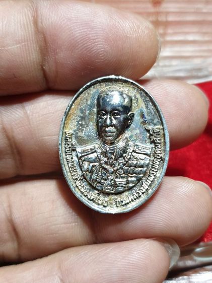 เหรียญหล่อ กรมหลวงชุมพรเขตอุดมศักดิ์หลังราชรถรุ่น สร้างศาล และหลังหลวงพ่อวัดบ้านแหลมที่เป็นกะไหล่เงิน สมุทรสงคราม ปี กาญจนาภิเษก พ.ศ. 2539

 รูปที่ 4