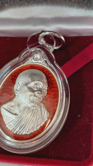 เหรียญยิ่งมียิ่งรวย หลวงปู่มหาศิลา เนื้อเงินยาแดง รูปที่ 2