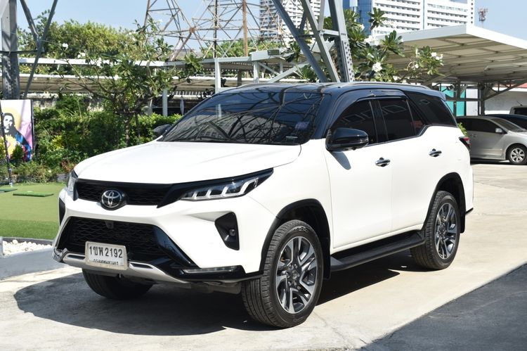 รถ Toyota Fortuner 2.8 LEGENDER 2WD AT สี ขาว
