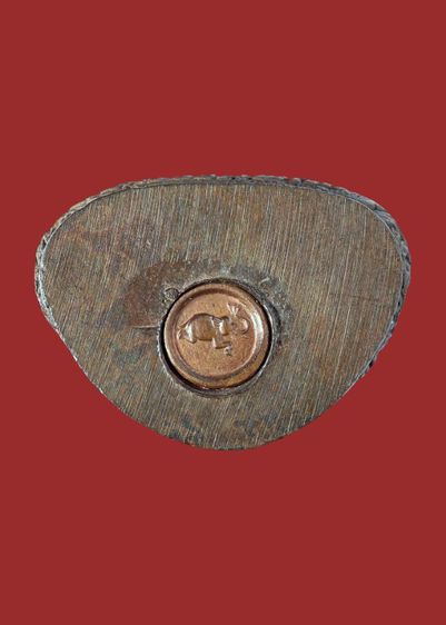 พระกริ่งรูปเหมือนหลวงปู่ดุลย์ อตุโล วัดบูรพาราม ก้นช้างชูดอกบัว 3 ดอก เนื้อนวะโลหะ รูปที่ 2