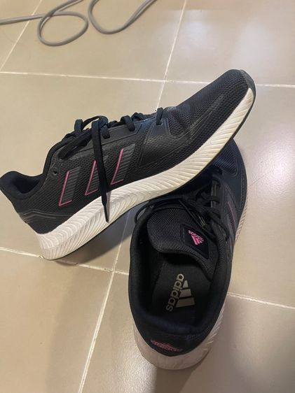 รองเท้า adidas 