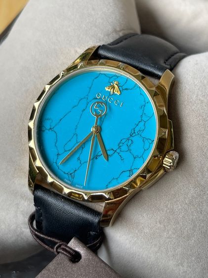 GUCCI G Timeless Coral Blue Dial Leather Strap Men’s Watch 38 mm YA126462 รูปที่ 4
