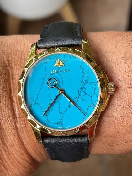 GUCCI G Timeless Coral Blue Dial Leather Strap Men’s Watch 38 mm YA126462 รูปที่ 15