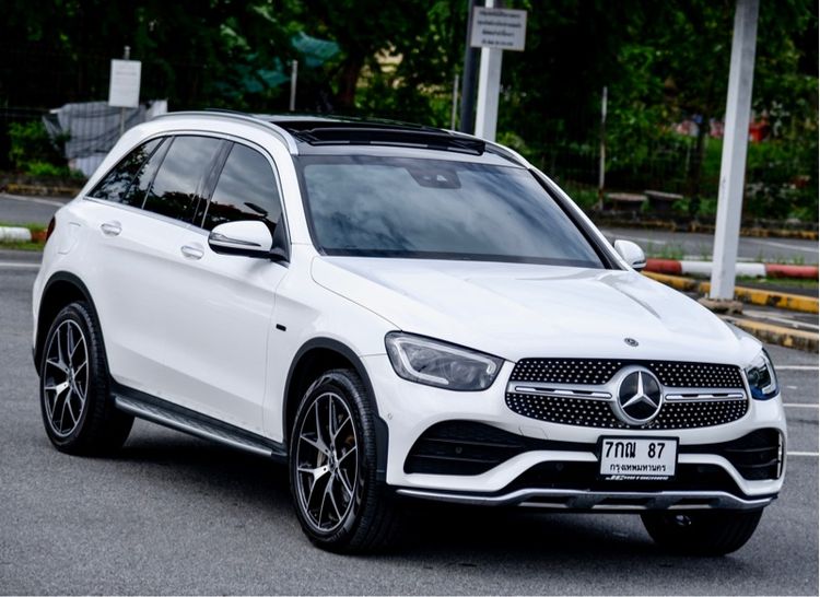 Mercedes-Benz GLC-Class 2022 GLC300e Utility-car ปลั๊กอินไฮบริด (PHEV) ไม่ติดแก๊ส เกียร์อัตโนมัติ ขาว รูปที่ 2