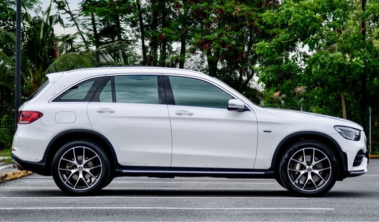 Mercedes-Benz GLC-Class 2022 GLC300e Utility-car ปลั๊กอินไฮบริด (PHEV) ไม่ติดแก๊ส เกียร์อัตโนมัติ ขาว รูปที่ 4