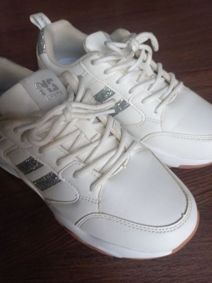 รองเท้าผ้าใบ สีขาว ของ บาจา สภาพดี ใส่ครั้งเดียว เบอร์3 มือสอง ยังใหม่ สวยมาก