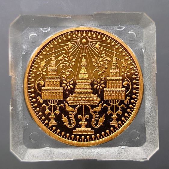 เหรียญพระแก้วมรกต ทรงเครื่อง 3 ฤดู พระจอมเกล้าพระนครเหนือ ปี 2538 เนื้อทองแดงนอก ขัดเงา ขนาด 4 ซม. พร้อมตลับเดิมๆ รูปที่ 3