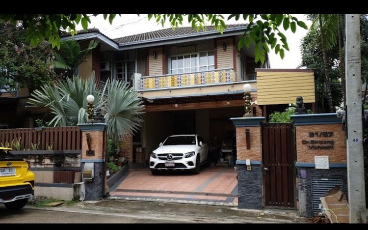 ขาย บ้านเดี่ยว 2 ชั้น 2 หลัง รวม  100  ตร.ว. หลังใหญ่ที่สุดใน หมู่บ้านโฮมเพลสรังสิต   ติดสถานีรถไฟฟ้าสายสีแดง เดินได้ไม่ถึง 5 นาที   ตรงข้าม