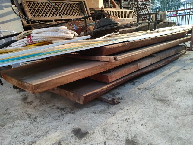 ไม้แผ่นใหญ่และยาวมากกว่า250เซ็นติเมตรหลายแผ่นใช้ทำโต๊ะประชุม รูปที่ 2