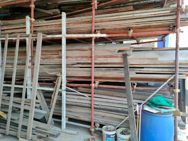 ไม้แผ่นใหญ่และยาวมากกว่า250เซ็นติเมตรหลายแผ่นใช้ทำโต๊ะประชุม รูปที่ 3