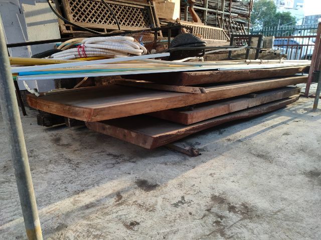 อื่นๆ ไม้แผ่นใหญ่และยาวมากกว่า250เซ็นติเมตรหลายแผ่นใช้ทำโต๊ะประชุม