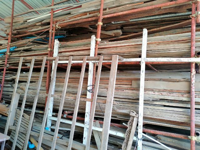 ไม้แผ่นใหญ่และยาวมากกว่า250เซ็นติเมตรหลายแผ่นใช้ทำโต๊ะประชุม รูปที่ 8