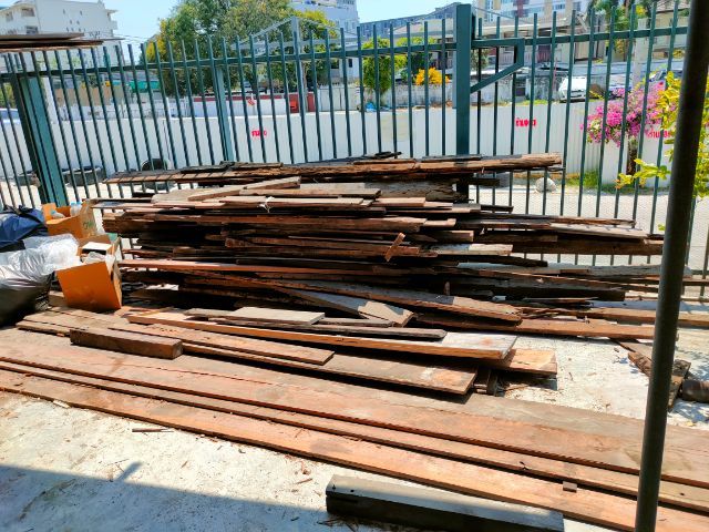 ไม้แผ่นใหญ่และยาวมากกว่า250เซ็นติเมตรหลายแผ่นใช้ทำโต๊ะประชุม รูปที่ 5