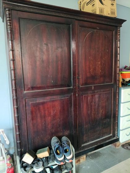 ตู้ไม้สักเก่าขนาดใหญ่