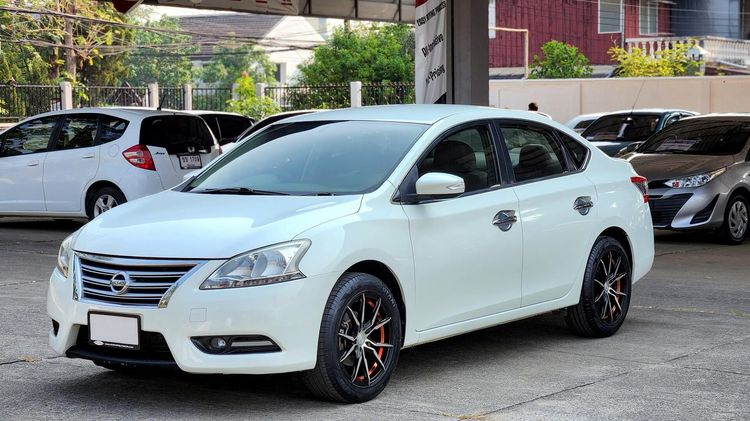รถ Nissan Sylphy 1.6 V สี ขาว