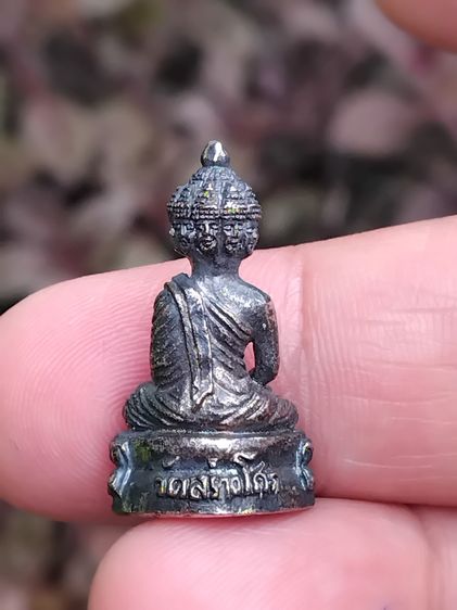 พระเศรษฐีนวโกฏิ วัดสร้างโศก เนื้อเงิน ก้นอุดผง ขนาดเล็ก มีน้ำหนัก สภาพสวยสมบูรณ์ ผิวเดิม เก่า แท้ ไม่รู้ปี  มีความเชื่อว่าหากใครได้บูชาเป็นเ รูปที่ 2