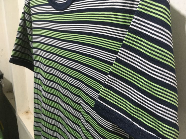 เสื้อยืด ลายริ้ว แบรนด์ UNIQLO สีดำขาวเขียว รูปที่ 6