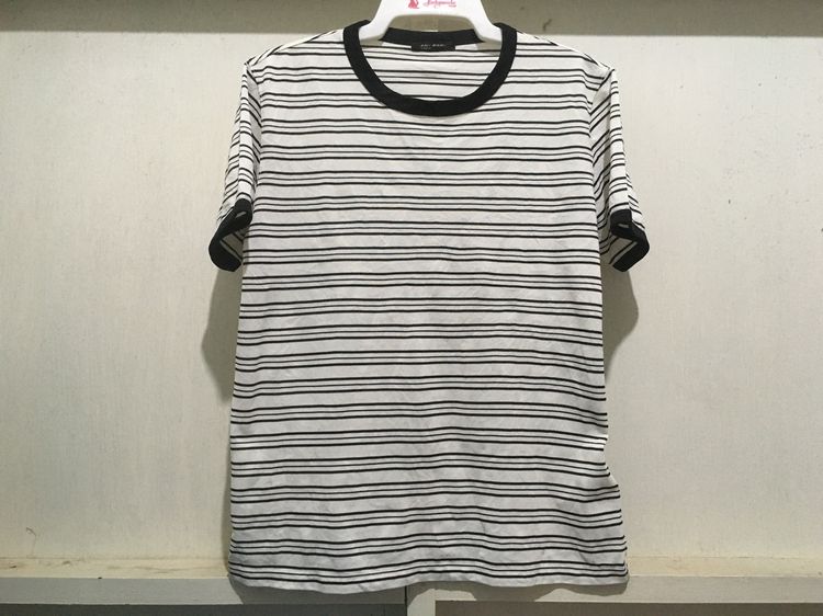 เสื้อทีเชิ้ต เสื้อยืด ลายริ้ว แบรนด์ UNIQLO สีดำขาว