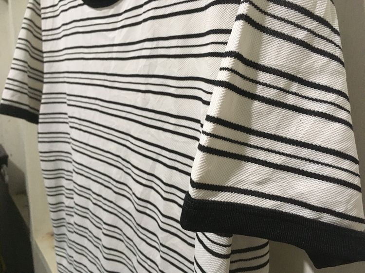 เสื้อยืด ลายริ้ว แบรนด์ UNIQLO สีดำขาว รูปที่ 5