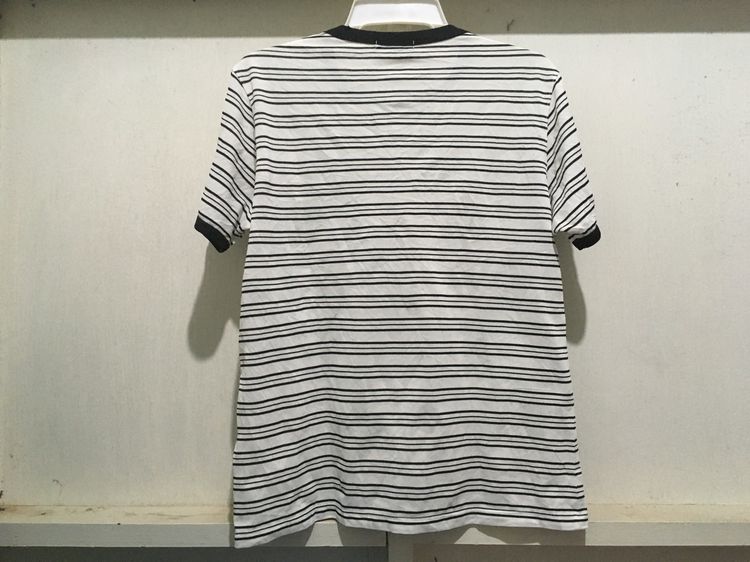 เสื้อยืด ลายริ้ว แบรนด์ UNIQLO สีดำขาว รูปที่ 2