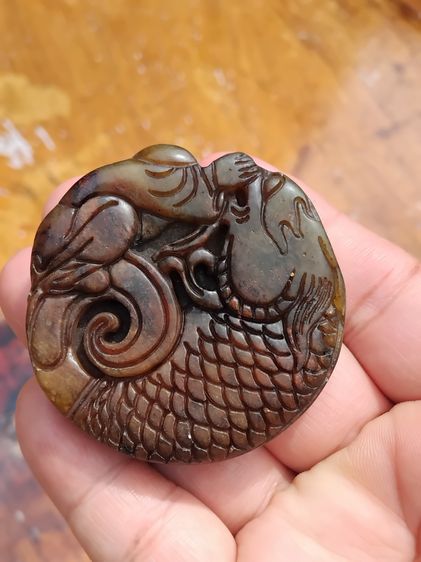 หยก แกะสลัก 2 หน้าเป็นรูปเด็ก กับปลา ชิ้นใหญ่ๆ แกะลายละเอียด คม ชัด หยกสีน้ำผึ้ง หยกสีธรรมชาติ ไม่ผ่านการปรับปรุงใดๆทั้งสิ้น.เนื้อหยกใส ส่อง รูปที่ 6