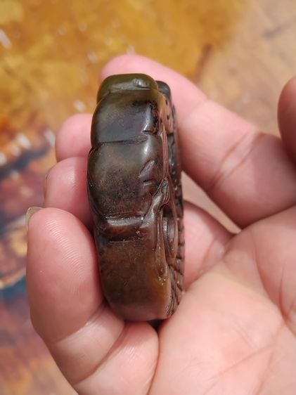 หยก แกะสลัก 2 หน้าเป็นรูปเด็ก กับปลา ชิ้นใหญ่ๆ แกะลายละเอียด คม ชัด หยกสีน้ำผึ้ง หยกสีธรรมชาติ ไม่ผ่านการปรับปรุงใดๆทั้งสิ้น.เนื้อหยกใส ส่อง รูปที่ 3