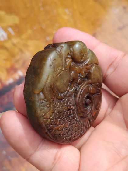 หยก แกะสลัก 2 หน้าเป็นรูปเด็ก กับปลา ชิ้นใหญ่ๆ แกะลายละเอียด คม ชัด หยกสีน้ำผึ้ง หยกสีธรรมชาติ ไม่ผ่านการปรับปรุงใดๆทั้งสิ้น.เนื้อหยกใส ส่อง รูปที่ 4