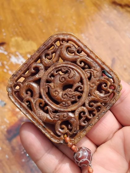 หยก แกะสลักแบบฉลุ 2 หน้าเป็นรูปมังกร ชิ้นใหญ่ แกะลายละเอียด คม ชัด หยกสีน้ำผึ้ง หยกสีธรรมชาติ ไม่ผ่านการปรับปรุงใดๆทั้งสิ้น.เนื้อหยกใส ส่องไ รูปที่ 6