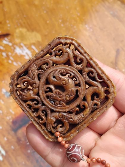 หยก แกะสลักแบบฉลุ 2 หน้าเป็นรูปมังกร ชิ้นใหญ่ แกะลายละเอียด คม ชัด หยกสีน้ำผึ้ง หยกสีธรรมชาติ ไม่ผ่านการปรับปรุงใดๆทั้งสิ้น.เนื้อหยกใส ส่องไ รูปที่ 5