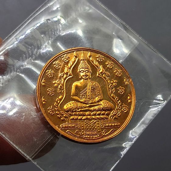 เหรียญพระแก้วมรกต รุ่น2 เนื้อทองแดงขัดเงา วัดพระศรีรัตนศาสดาราม ปี 2547 ซองซีลเดิม ไม่ผ่านใช้ สร้างโดยสำนักพระราชวัง รูปที่ 3