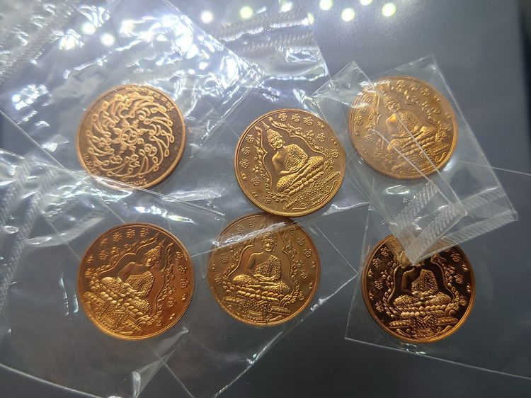 เหรียญพระแก้วมรกต รุ่น2 เนื้อทองแดงขัดเงา วัดพระศรีรัตนศาสดาราม ปี 2547 ซองซีลเดิม ไม่ผ่านใช้ สร้างโดยสำนักพระราชวัง รูปที่ 6