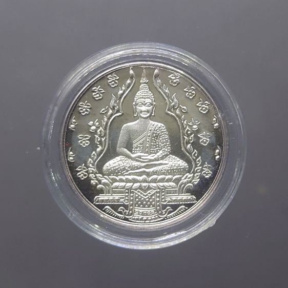 เหรียญพระแก้วมรกต รุ่น2 เนื้อเงินขัดเงา วัดพระศรีรัตนศาสดาราม ปี 2547 สภาพสวยเดิมๆ หายาก สร้างโดยสำนักพระราชวัง