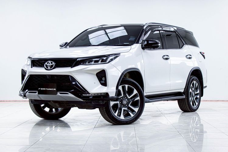 รถ Toyota Fortuner 2.4 Legender Black Top 4WD สี ขาว