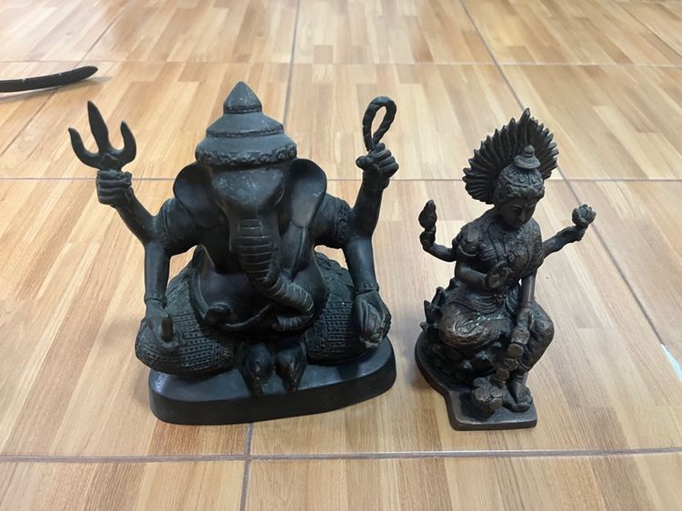 พระพิเนศ และพระแม่ลักษณ์