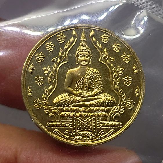 เหรียญพระแก้วมรกต รุ่น2 เนื้ออัลปาก้า วัดพระศรีรัตนศาสดาราม ปี 2547 ซองซีลเดิม ไม่ผ่านใช้ สร้างโดยสำนักพระราชวัง รูปที่ 3