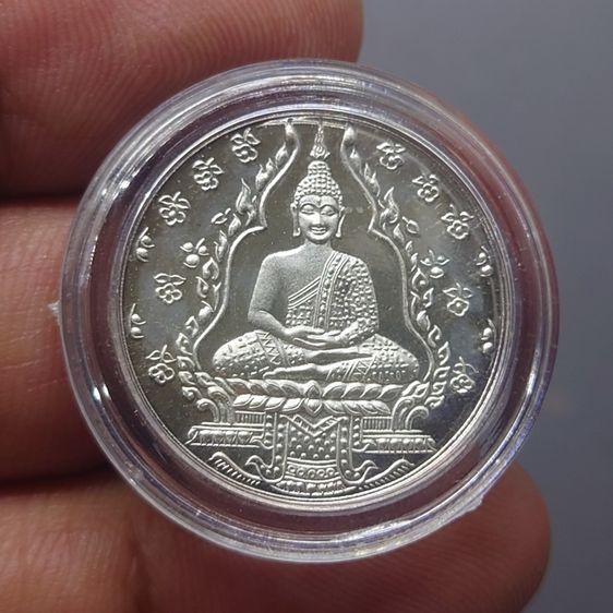 พระแก้วมรกต รุ่น2 (ชุด 3 เหรียญ เนื้อทองแดง อัลปาก้า เงิน) วัดพระศรีรัตนศาสดาราม ปี 2547 ไม่ผ่านใช้ นิยม หายาก สร้างโดยสำนักพระราชวัง รูปที่ 4