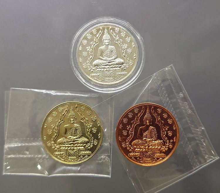 พระแก้วมรกต รุ่น2 (ชุด 3 เหรียญ เนื้อทองแดง อัลปาก้า เงิน) วัดพระศรีรัตนศาสดาราม ปี 2547 ไม่ผ่านใช้ นิยม หายาก สร้างโดยสำนักพระราชวัง