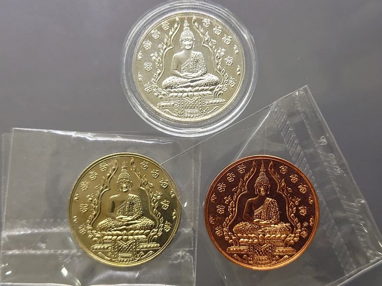 พระแก้วมรกต รุ่น2 (ชุด 3 เหรียญ เนื้อทองแดง อัลปาก้า เงิน) วัดพระศรีรัตนศาสดาราม ปี 2547 ไม่ผ่านใช้ นิยม หายาก สร้างโดยสำนักพระราชวัง รูปที่ 2