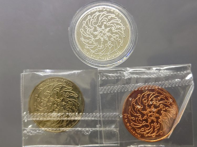 พระแก้วมรกต รุ่น2 (ชุด 3 เหรียญ เนื้อทองแดง อัลปาก้า เงิน) วัดพระศรีรัตนศาสดาราม ปี 2547 ไม่ผ่านใช้ นิยม หายาก สร้างโดยสำนักพระราชวัง รูปที่ 3