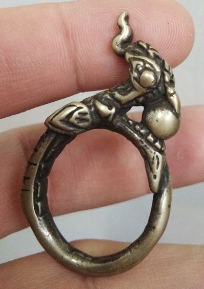 75038-แหวนมังกรคาบแก้วเนื้อสำริดแก่เงิน ขนาดเส้นผ่าศูนย์กลางประมาณ 20 มม