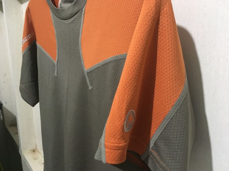 เสื้อคอกลม แบรนด์ Marmot สีน้ำตาลอมเทาแถบส้ม รูปที่ 6