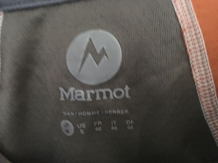 เสื้อคอกลม แบรนด์ Marmot สีน้ำตาลอมเทาแถบส้ม รูปที่ 7