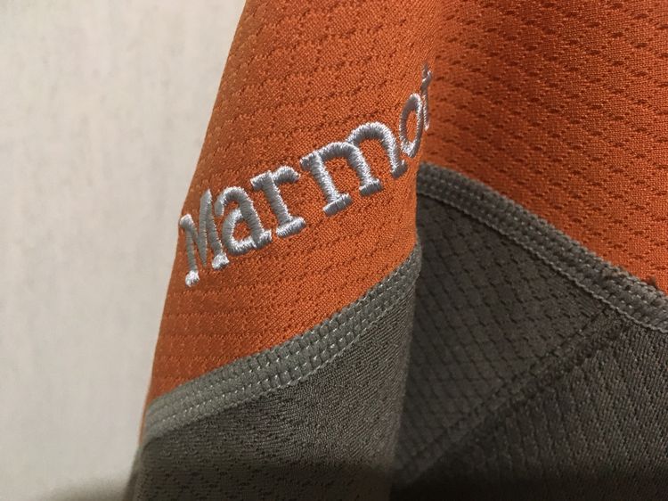 เสื้อคอกลม แบรนด์ Marmot สีน้ำตาลอมเทาแถบส้ม รูปที่ 5