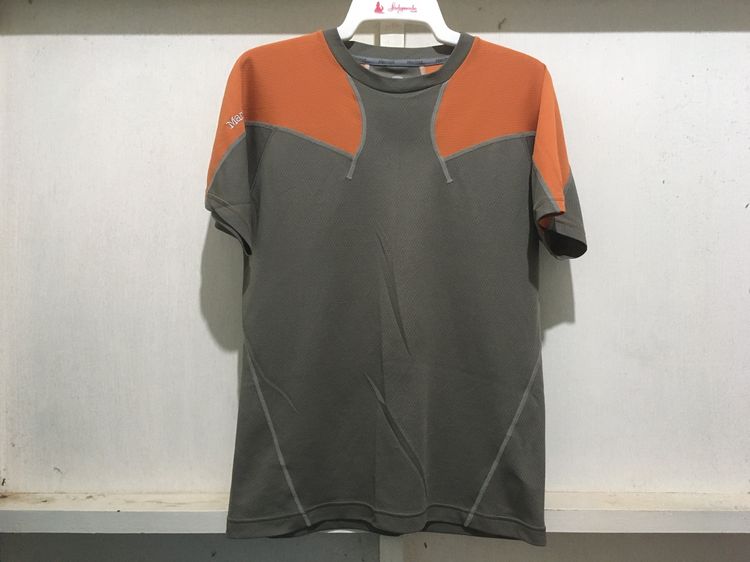 เสื้อคอกลม แบรนด์ Marmot สีน้ำตาลอมเทาแถบส้ม