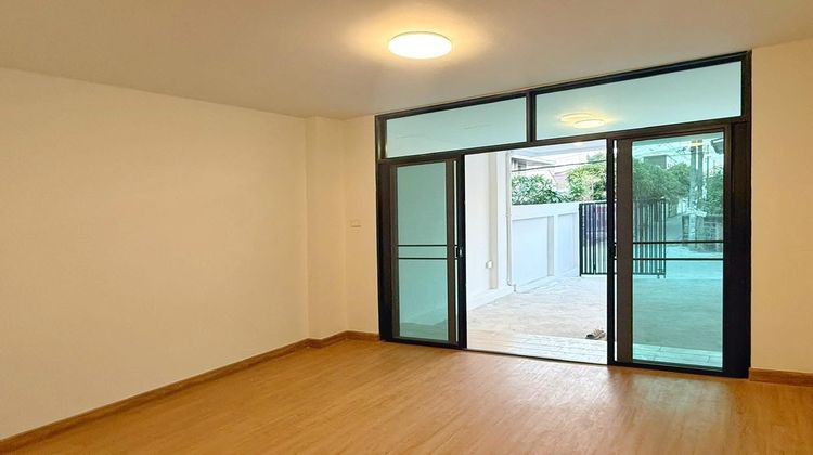 ไม่ใช่ ติวานนท์ทาวน์โฮมใหม่ 3 ชั้น สไตล์โมเดิร์น ราคาถูก ทำเลดี ใจกลางเมืองนนท์ ใกล้รถไฟฟ้าสายสีม่วง ฟรีโซล่าเซลล์ ฟรีแอร์ ฟรีโอน รูปที่ 3