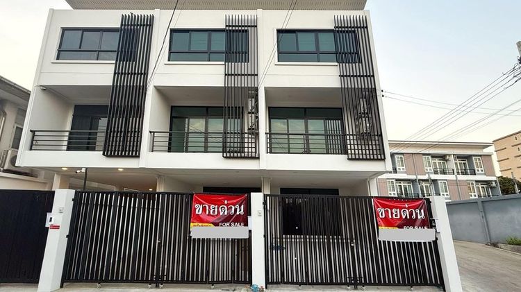 ติวานนท์ทาวน์โฮมใหม่ 3 ชั้น สไตล์โมเดิร์น ราคาถูก ทำเลดี ใจกลางเมืองนนท์ ใกล้รถไฟฟ้าสายสีม่วง ฟรีโซล่าเซลล์ ฟรีแอร์ ฟรีโอน
