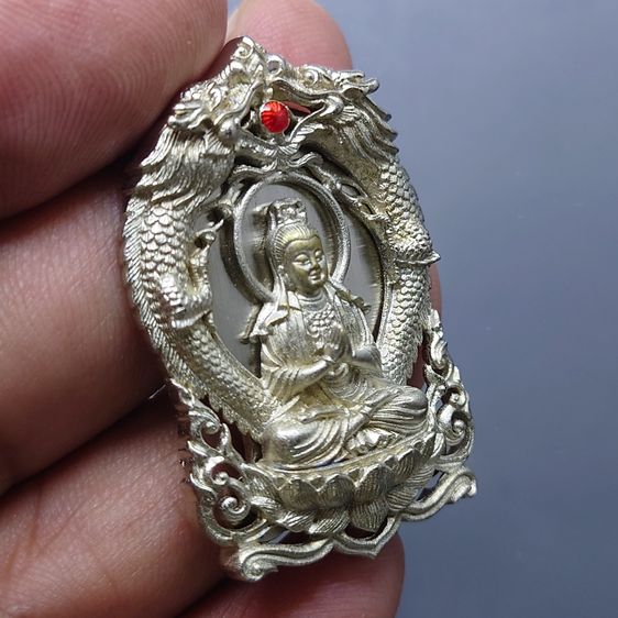 เหรียญฉลุลายยกองค์ พระโพธิสัตว์อวโลกิเตศวร เจ้าแม่กวนอิม มังกรคู่ เนื้อบรอนซ์นอก รมดำโบราณ รุ่นทรงประทานพร วัดบวรนิเวศวิหาร ปี2555 พร้อมตลับ รูปที่ 5